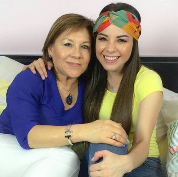 love_aroopy's tweet photo. Feliz cumpleaños🎈🎂para tu mami que dios la bendiga siempre siempre abrazo fuerte @ArelyTellez https://t.co/ACbMIaqW93