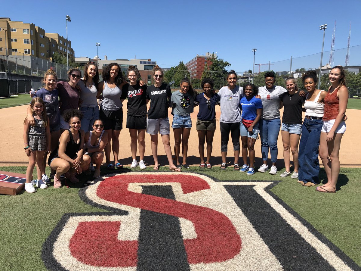 JoddieGleason's tweet photo. First time we are all on campus TOGETHER! @su_wbb @GoSeattleU Great day in the #PNW ☀️😎👏🏼#TogetherWeSoar #sisters https://t.co/qpBkPElaUx