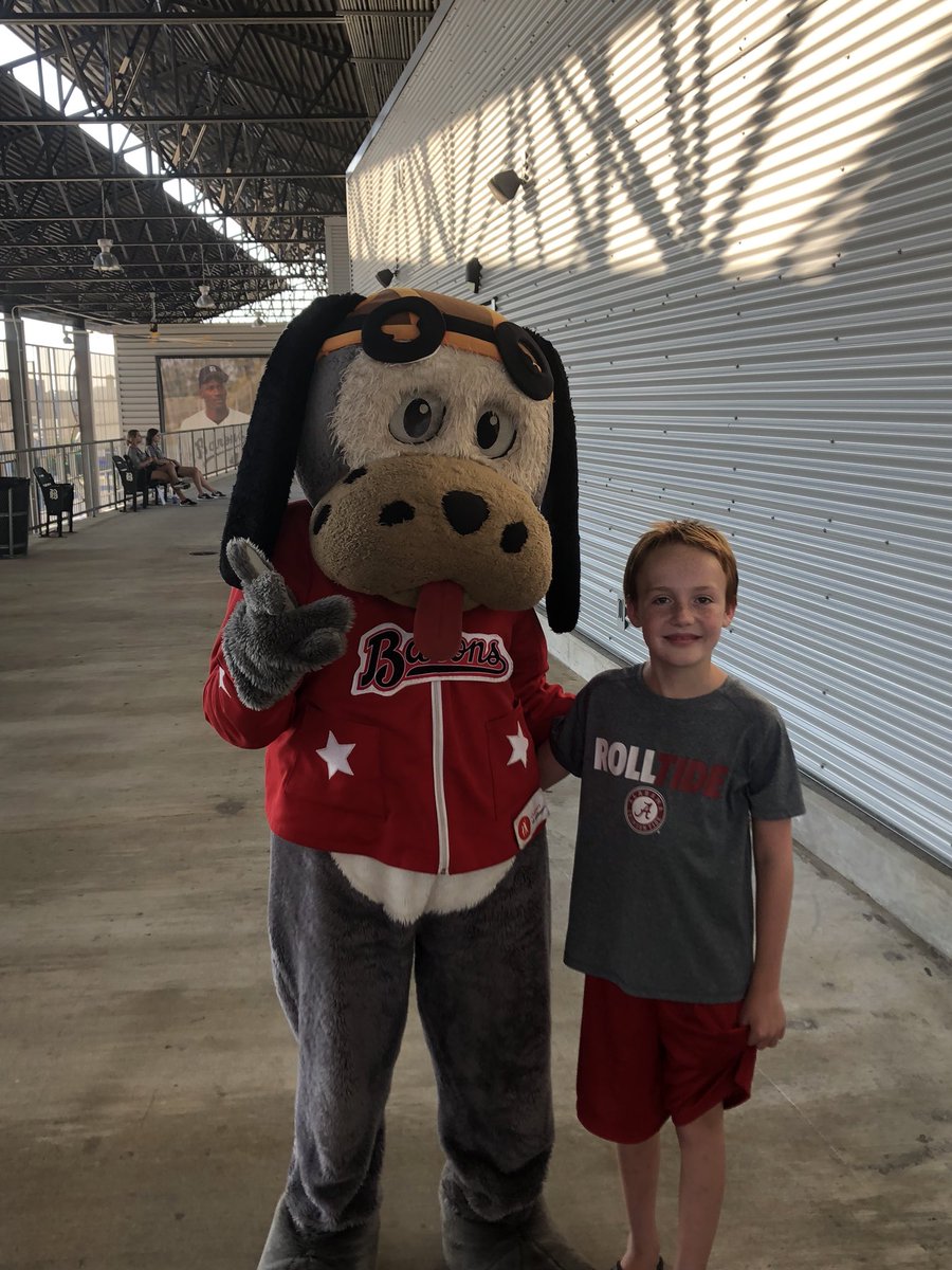 Nice day for a baseball game.  He also won the dizzy bat race! <a href="/BhamBarons/">Birmingham Barons</a> @UA_ExecutiveMBA <a href="/Brombergs/">Bromberg & Company, Inc.</a>