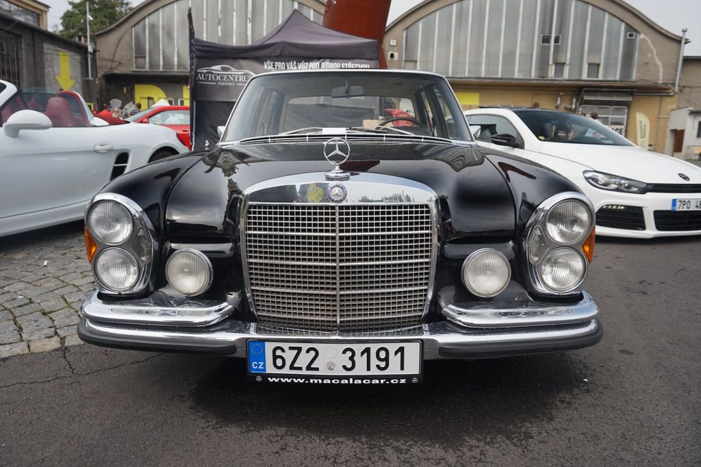 Zpravyzmesta's tweet photo. Víkendové Skvosty s vůní benzínu. Silné zastoupení měl Mercedes. Jejich tunerská sekce AMG letos slaví 50 let. Ale myslím, že ty starší káry jsou mnohem hezčí.
#AMG #AMG50 #Mercedes
#VikendvPlzni #Skvostysvunibenzinu #skvosty #Plzen #Pilsen #veterans #classiccar #oldcar #Legendy https://t.co/j2Kmlf8uxB