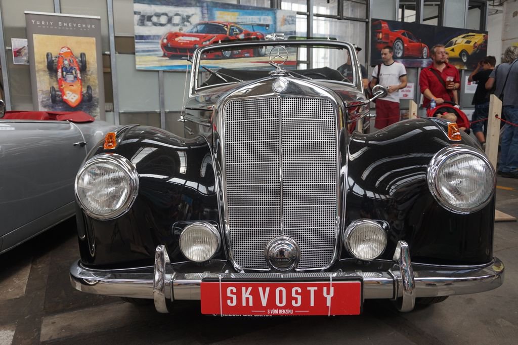 Zpravyzmesta's tweet photo. Víkendové Skvosty s vůní benzínu. Silné zastoupení měl Mercedes. Jejich tunerská sekce AMG letos slaví 50 let. Ale myslím, že ty starší káry jsou mnohem hezčí.
#AMG #AMG50 #Mercedes
#VikendvPlzni #Skvostysvunibenzinu #skvosty #Plzen #Pilsen #veterans #classiccar #oldcar #Legendy https://t.co/j2Kmlf8uxB