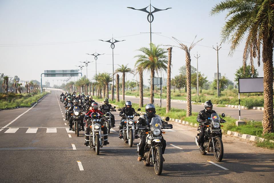 TheGhostRider31's tweet photo. In other News the 15th edition of the @royalenfield Himalayan Odyssey formally concluded its 18 day adventure in Chandigarh. The riders rode out from India Gate in Delhi to Ladakh and back. #HO2018 #HimalayanOdyssey #RoyalENfield #KeepRIding #RideMore #RidePure https://t.co/dBj3YqFvfQ