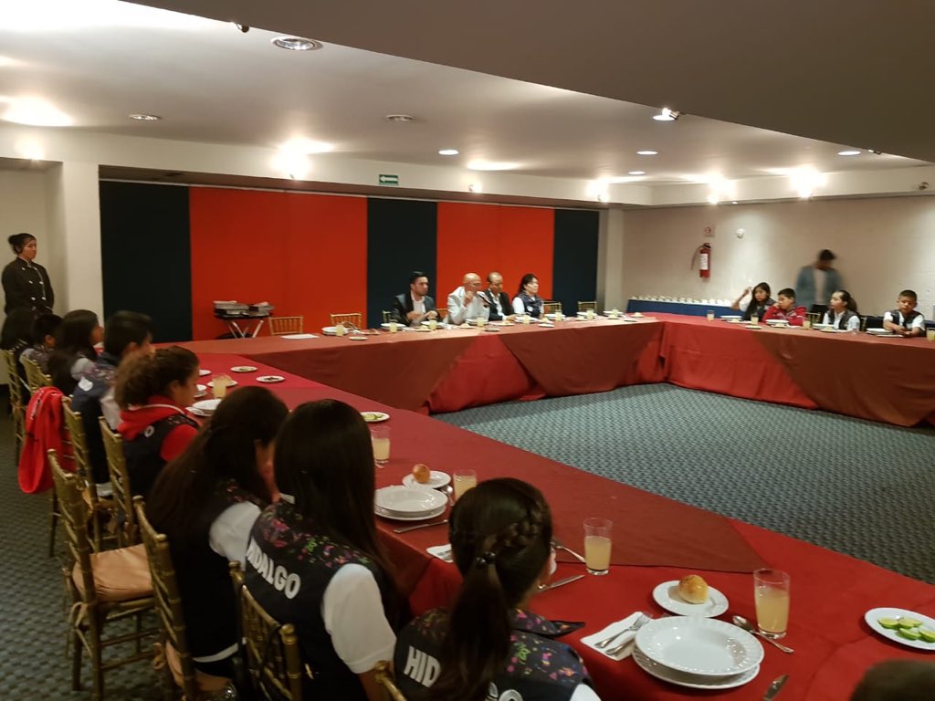 SEPHidalgo's tweet photo. Agradecemos a @YoshioCF titular de @juventudHGO por el apoyo brindado en las actividades de la Convivencia Cultural Estatal para nuestras alumnas y alumnos más destacados de #OCI2018 https://t.co/PStv57l13w