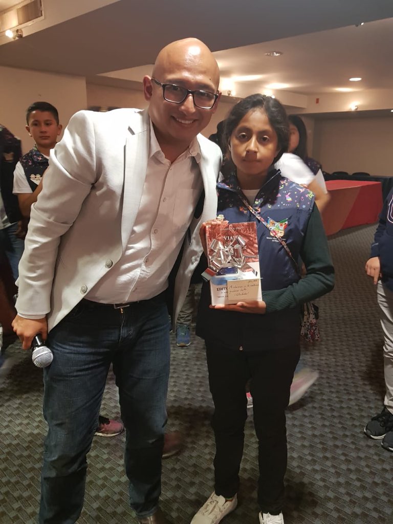 SEPHidalgo's tweet photo. Agradecemos a @YoshioCF titular de @juventudHGO por el apoyo brindado en las actividades de la Convivencia Cultural Estatal para nuestras alumnas y alumnos más destacados de #OCI2018 https://t.co/PStv57l13w