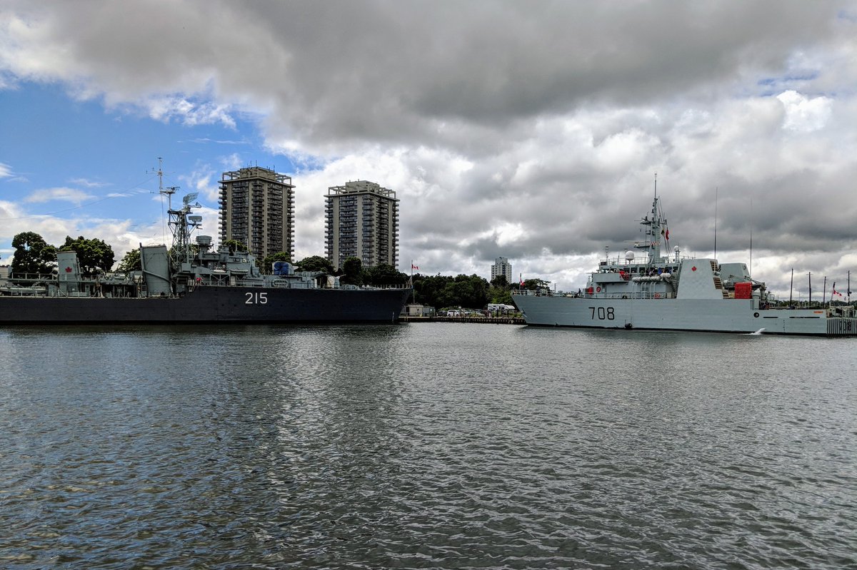 Past meets present: #HMCSHaida with #HMCSMoncton at @HMCS_NCSM_STAR in #HamOnt Harbour. 🇨🇦 ⚓ @RCN_MRC #RCNavy #ReadyAyeReady