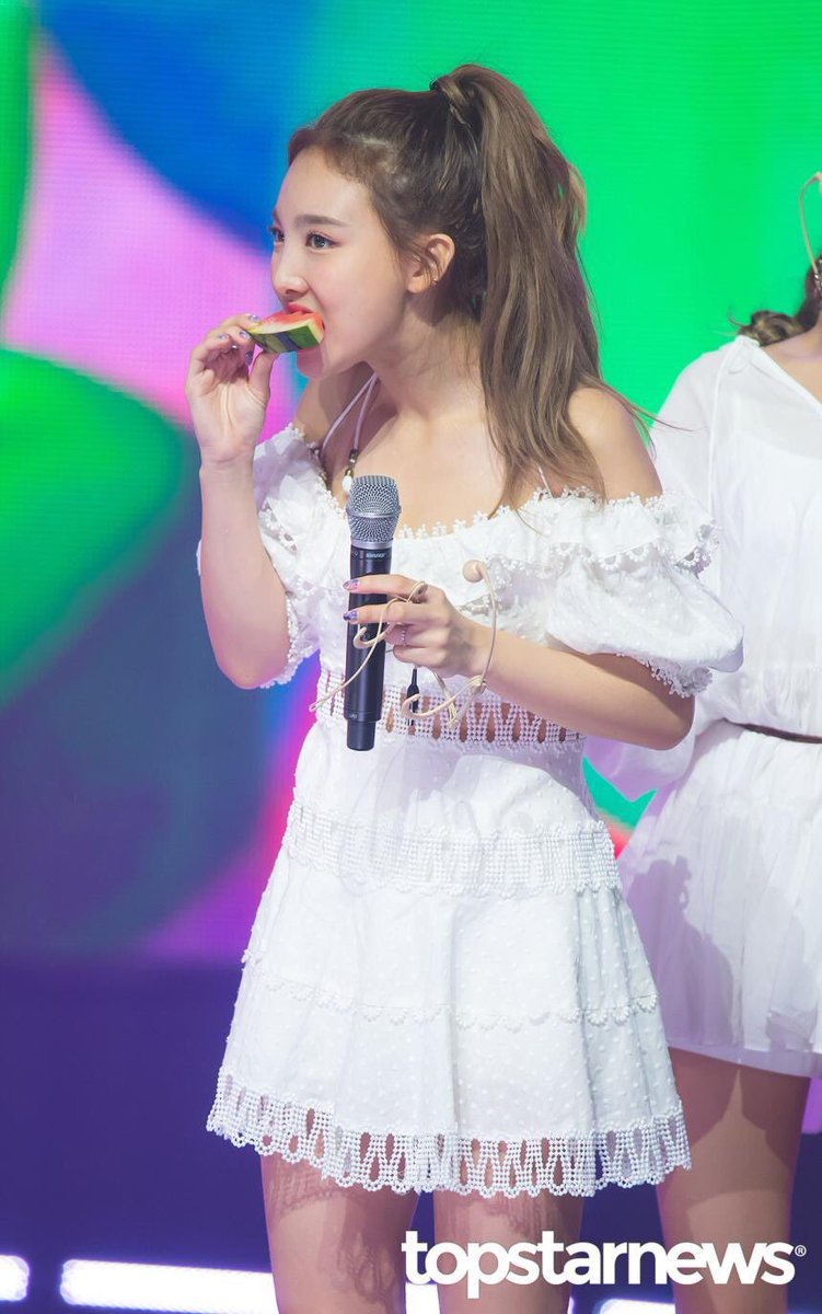 visualnayeons's tweet photo. https://t.co/Oat7xeKLnQ