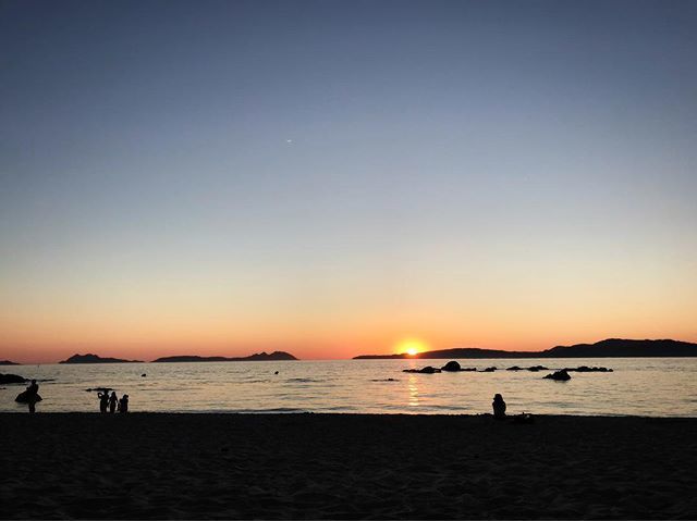 wenmusic's tweet photo. 😍🌅 Solpores dende a praia da Fonte. #thisislove #sunsetwithfriends https://t.co/ofwKBbc4cI https://t.co/azAcRo5N4i
