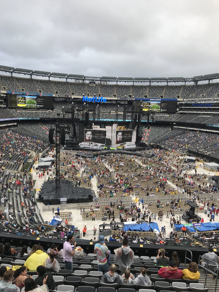abigailnoelleee's tweet photo. Obsessed with our seats! perfect view of everything!!!! #section229 #row14 #seat5! #repTourEastRutherford @taylornation13 @taylorswift13 https://t.co/KHvUSAftne