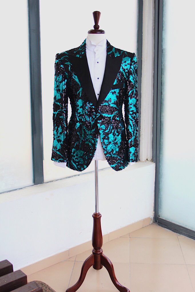 NuovoVintage's tweet photo. Whooshhhh!! 💫✨ #NuovoVintage #Tuxedo #Sequin #AlwaysLookSharp https://t.co/bjes0L3AtD