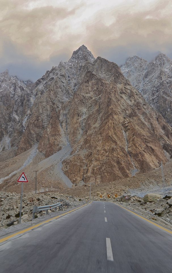 HunzavalleyPk's tweet photo. Among the Giants-Karakorum Highway (The Eighth WOnder of the World)
#GilgitBaltistan
#travel #tour #trips #wander #wanderlust #explore #karakorum #himalyas #hindu_kush #landscapes #mountains #adventuretravel #TravelTuesday #worldtravel #WorldTour #naturelover #explorePak https://t.co/WGcxx7g8OI