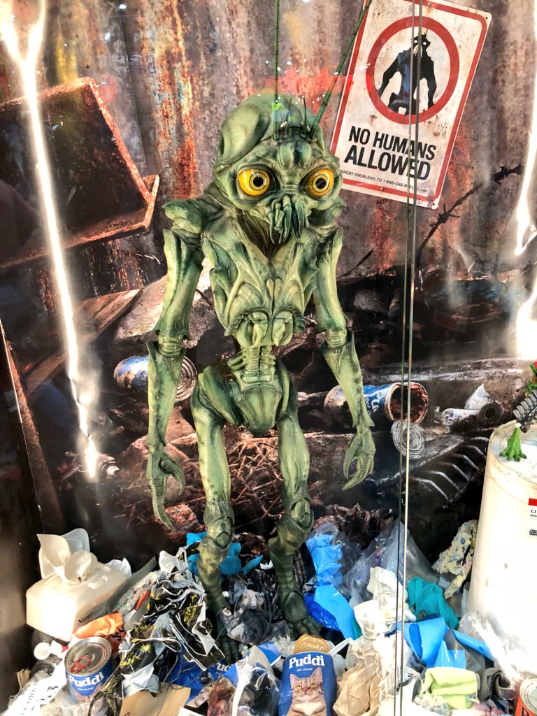 WETAブース、1枚目の第9地区フィギュアにも一目惚れしました…まだ