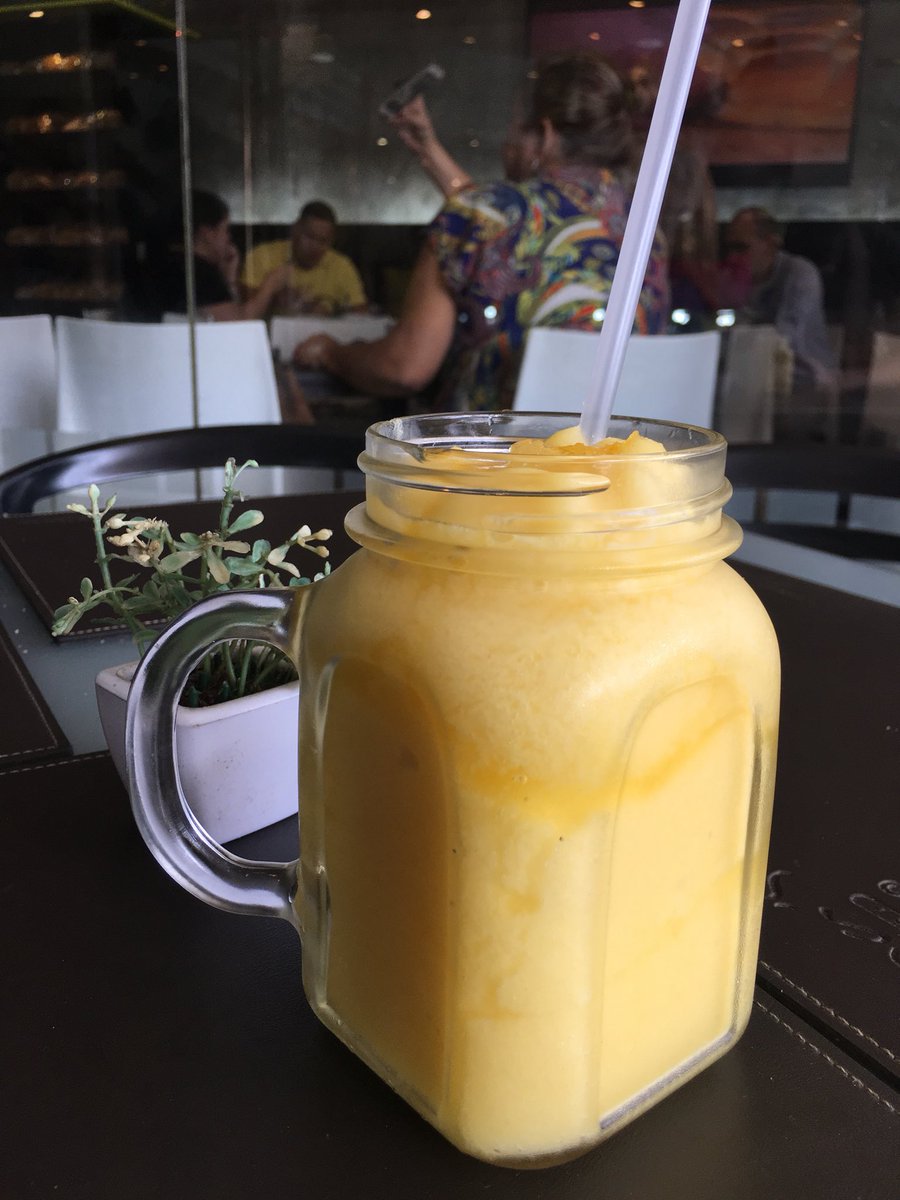 ednas_cafe's tweet photo. Te tenemos una idea genial para que empieces tu semana de la mejor manera. 
.
.
¡Te esperamos mañana! 
.
.
.
.
#jugo #batido #parchita #jugonatural #natural #granizado #jugogranizado https://t.co/KHle3KLEOd