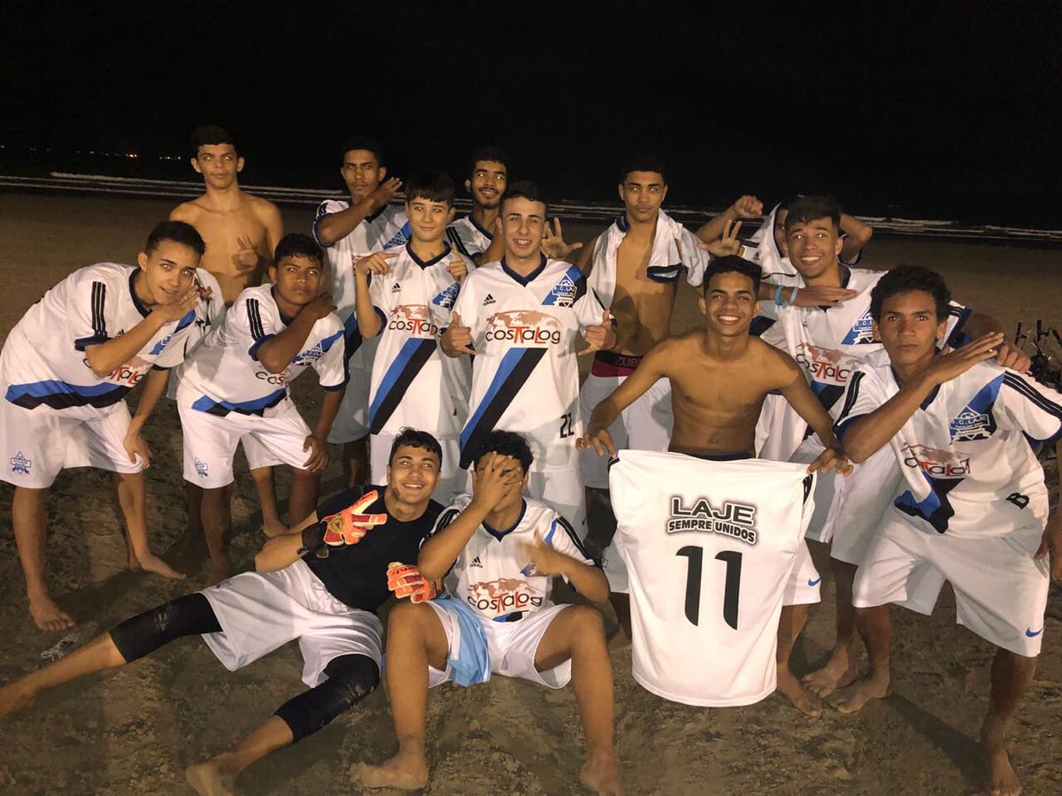 Michelmanzini99's tweet photo. Laje sempre unidos, mais um show em Santos ! 🤷🏼♂️🔵⚫️⚪️ https://t.co/yDWdzMuvyA