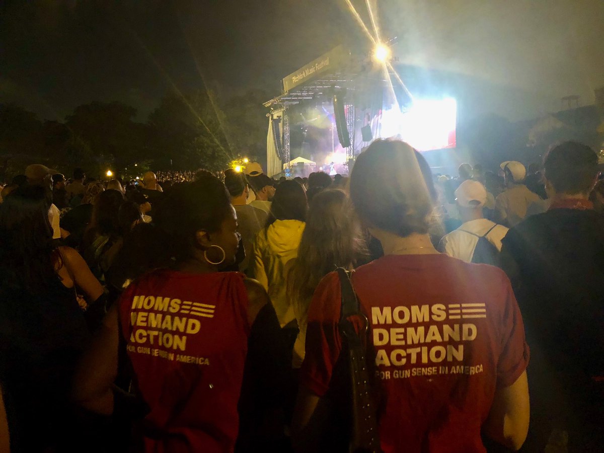 ❤️ seeing #MomsDemand   representing at #PitchforkMusicFestival in #Chicago tonight & listening to #LaurynHill say vision, tenacity & integrity are stronger than greed. Music & activism remind us life is a shared experience & coming together is powerful. ⁦@shannonrwatts⁩