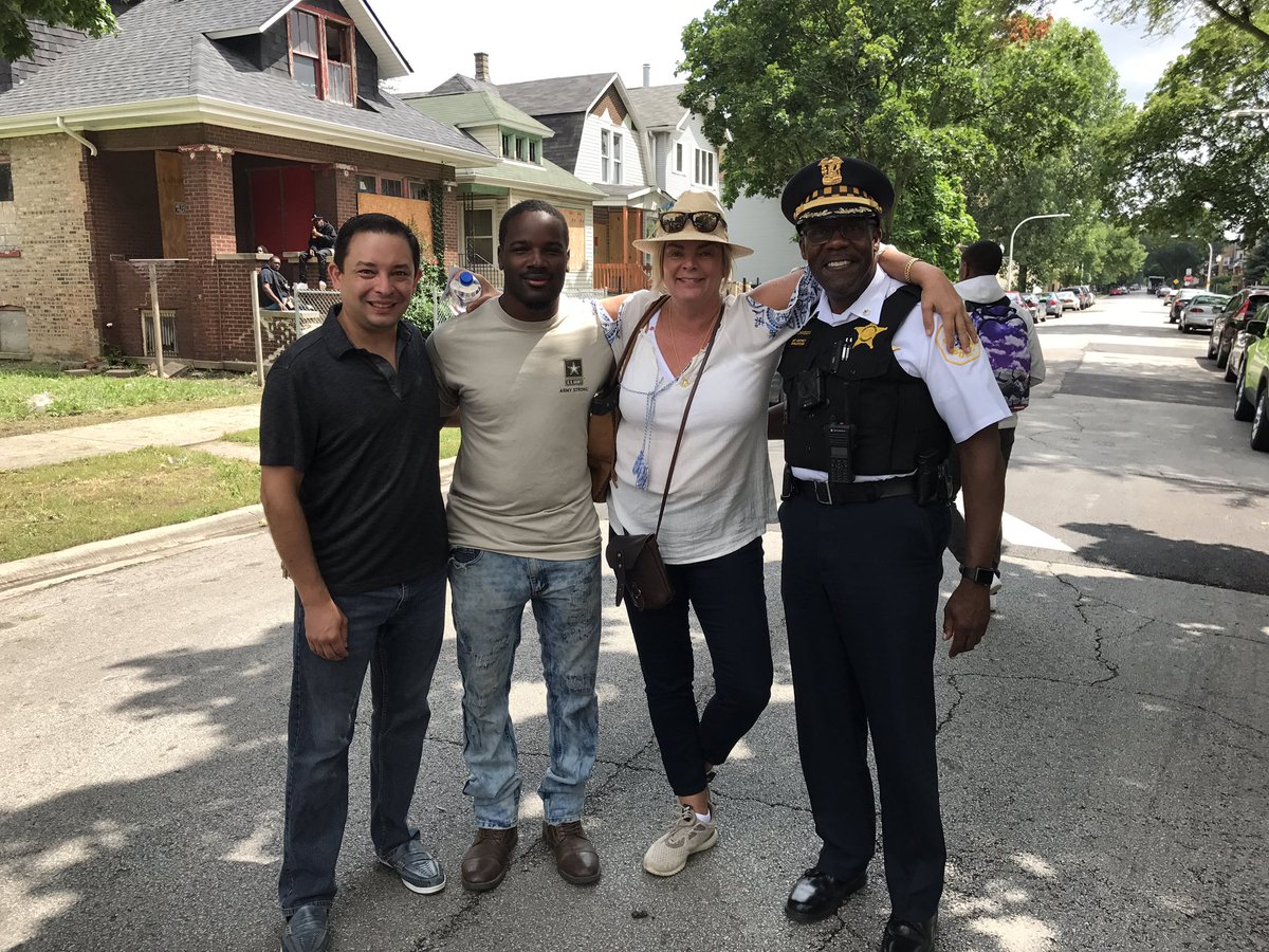 SolowKid's tweet image. This what you call unity this what you call power this what you call respect this what you call community leaders much love to Joe king no mom for showing us so much love #People #Love #Chicago #CPD #Community #Activists #Gods Gorillas✊️💯💯let your voice be Heard