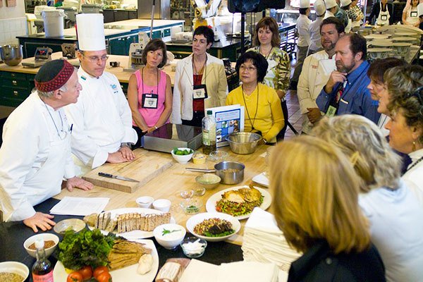 HarvardChanSPH's tweet photo. Teaching kitchens are a learning lab for life skills and can play a key role in combating obesity and type 2 diabetes https://t.co/r5VKFzGE8s via @HSPHnutrition https://t.co/QiXKmH1D2z