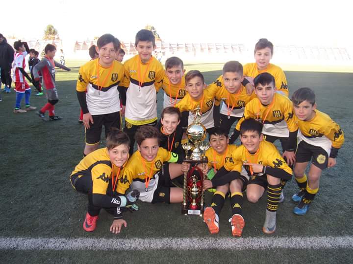 wandazenobi's tweet photo. CAMPEONES !!! #CopaDeInvierno #GralRoca #Cat07 #LosGuerreros Dt @GustavoNungeser #SemilleroDelSur #VamosPorBuenCamino @altierimauro @HernanAlbisu @luchoudi @doblecincobahia @zelayavh @Olimpo_Oficial @OlimpoDe1ra https://t.co/WtAPfYSl1O
