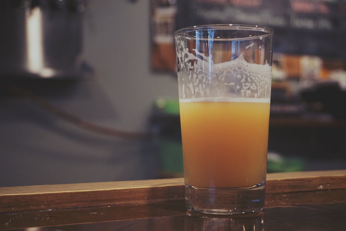 hoppy_dudes's tweet photo. THE JUICE IS REAL! // @kellygreenbrewingco #beertographer #beerphoto #hoppybeer #homebrew #homebrewing #homebrewer #brewyourown #instabeerofficial #brew #brewing #brewer #brewski #microbrew #microbrewery #microbeer #fermentation #ferment #yeast #malt #beertour #craftbeer #brewpub https://t.co/e6dZx9R7I9