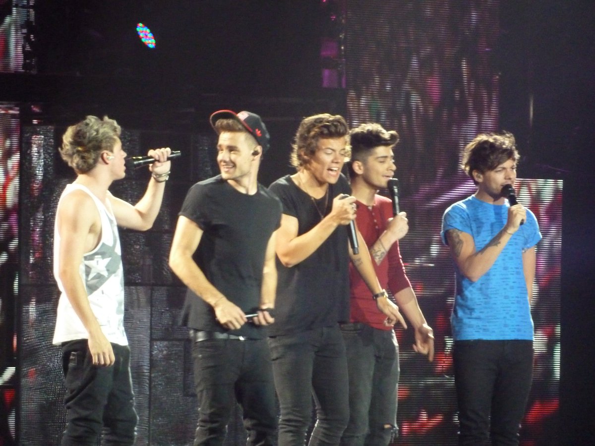 JustHedyJ's tweet photo. And after seeing 1D the first time, I immediately bought a ticket to see them again the very next night. First time going to a concert all by myself! #NoRagrets #8YearsOfOneDirection https://t.co/DMuH6CabjV