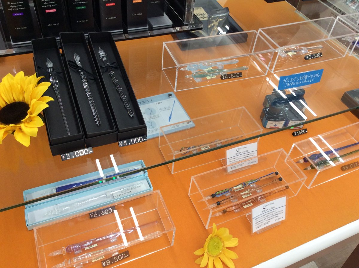8210nTsutaya's tweet photo. おはようございます、文具担当です🌺
涼しげなガラスペンコーナー展開中✨
#J.HERBIN #Kemmy‘sLabo #まつぼっくり #Cipin #HARRYS
と、去年よりラインナップ増やしてます(*´꒳`*)
試筆もできますので、涼むついでに試してみてください♫
#ガラスペン https://t.co/s5ammP4YwT
