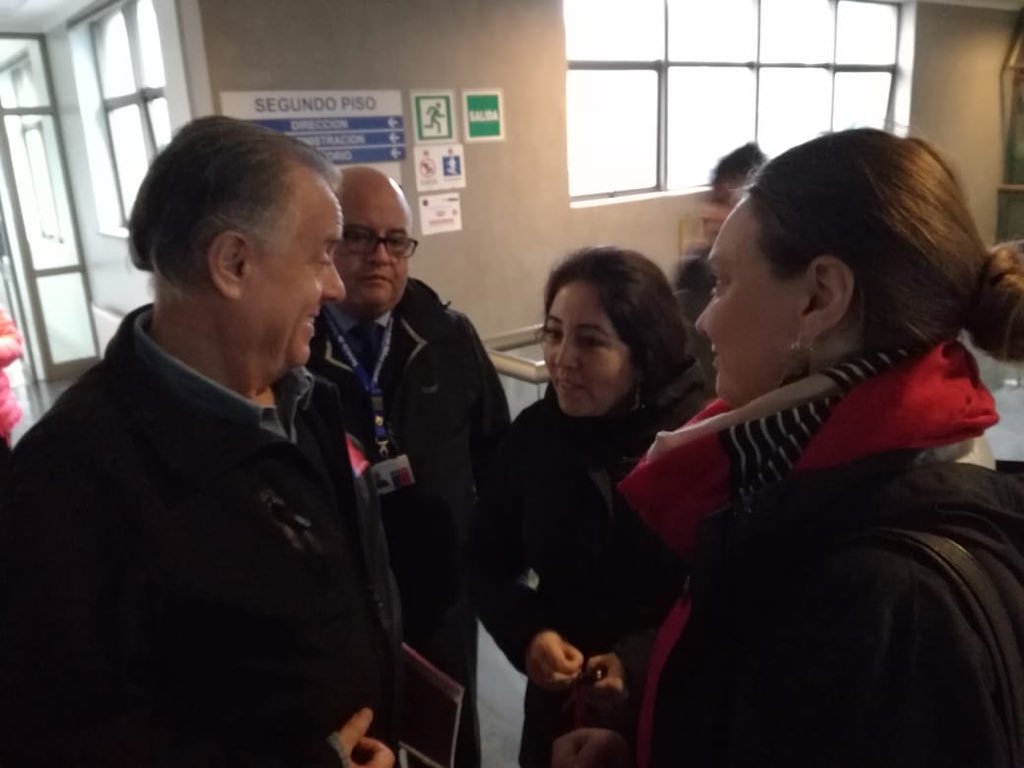 Matronaschiloe's tweet photo. Matronas de Chiloé entregando carta al ministro Santelices #MatronasenAlerta #cambioalcodigosanitario https://t.co/l76Z6DcEwd