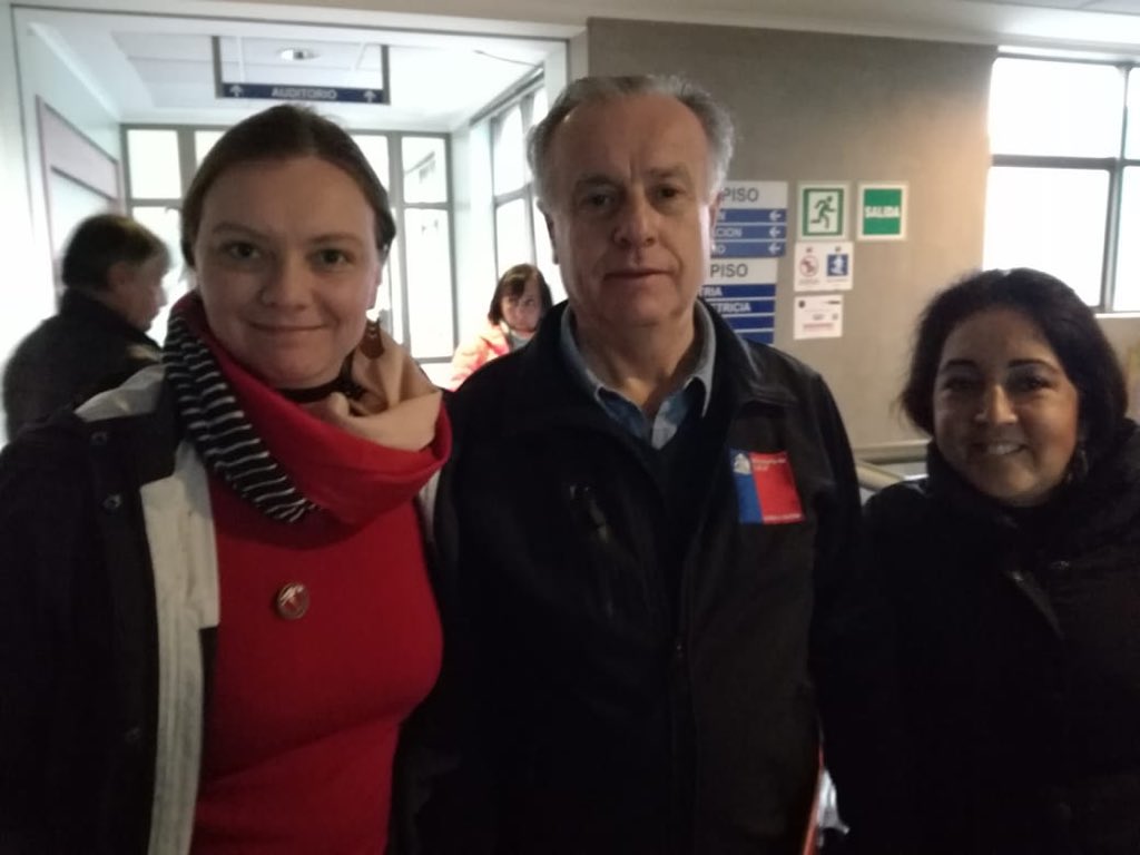 Matronaschiloe's tweet photo. Matronas de Chiloé entregando carta al ministro Santelices #MatronasenAlerta #cambioalcodigosanitario https://t.co/l76Z6DcEwd