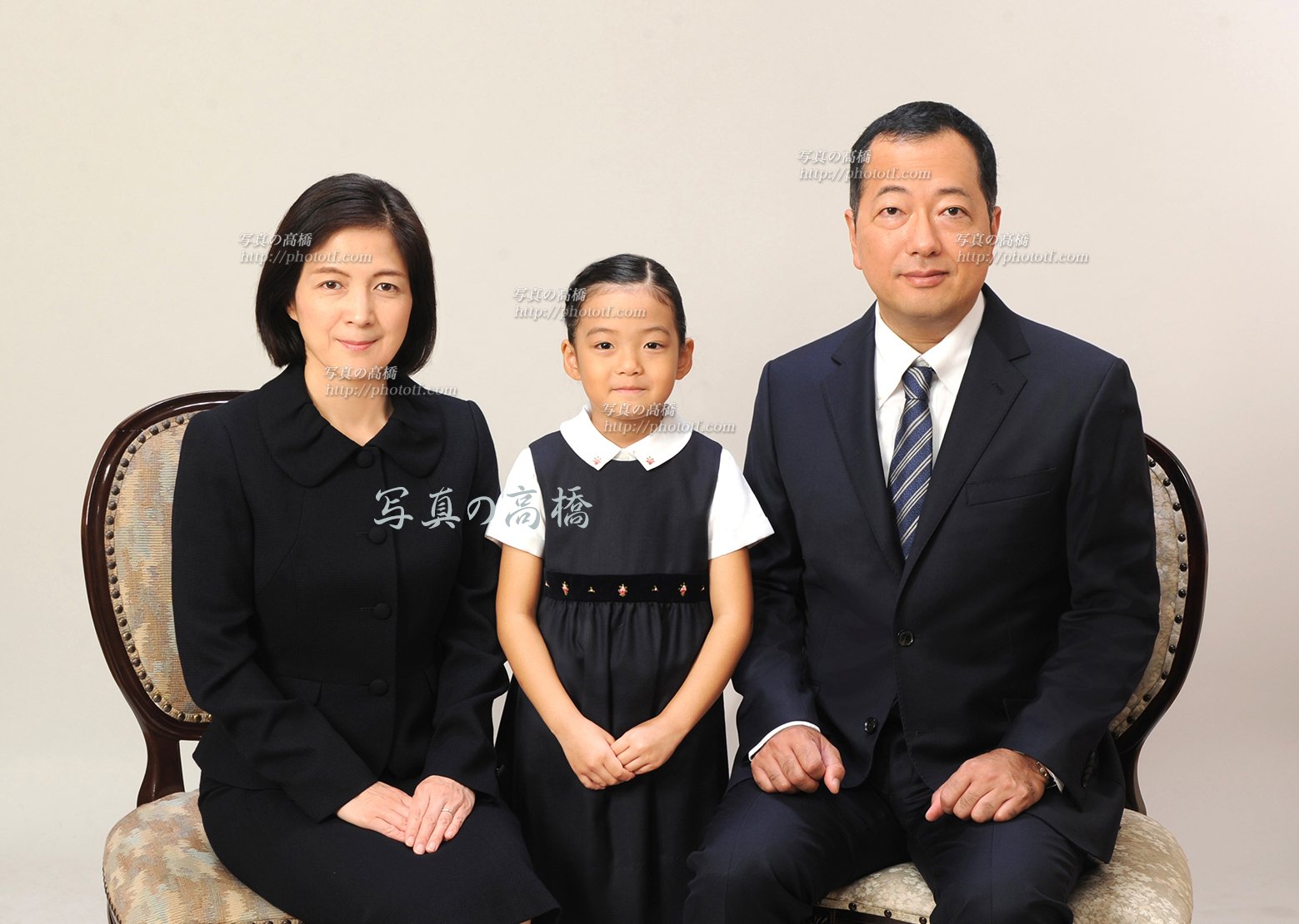 写真の高橋 お受験用家族写真 母親の服装スーツ 髪型 スリッパ バッグ アクセサリー心配ね お受験用家族写真や面接でお母様の髪型 服装 ワンピースどうすれば受かる まず お受験は東京 口コミ多い受験写真館で受かる写真を撮ることが先決 お受験