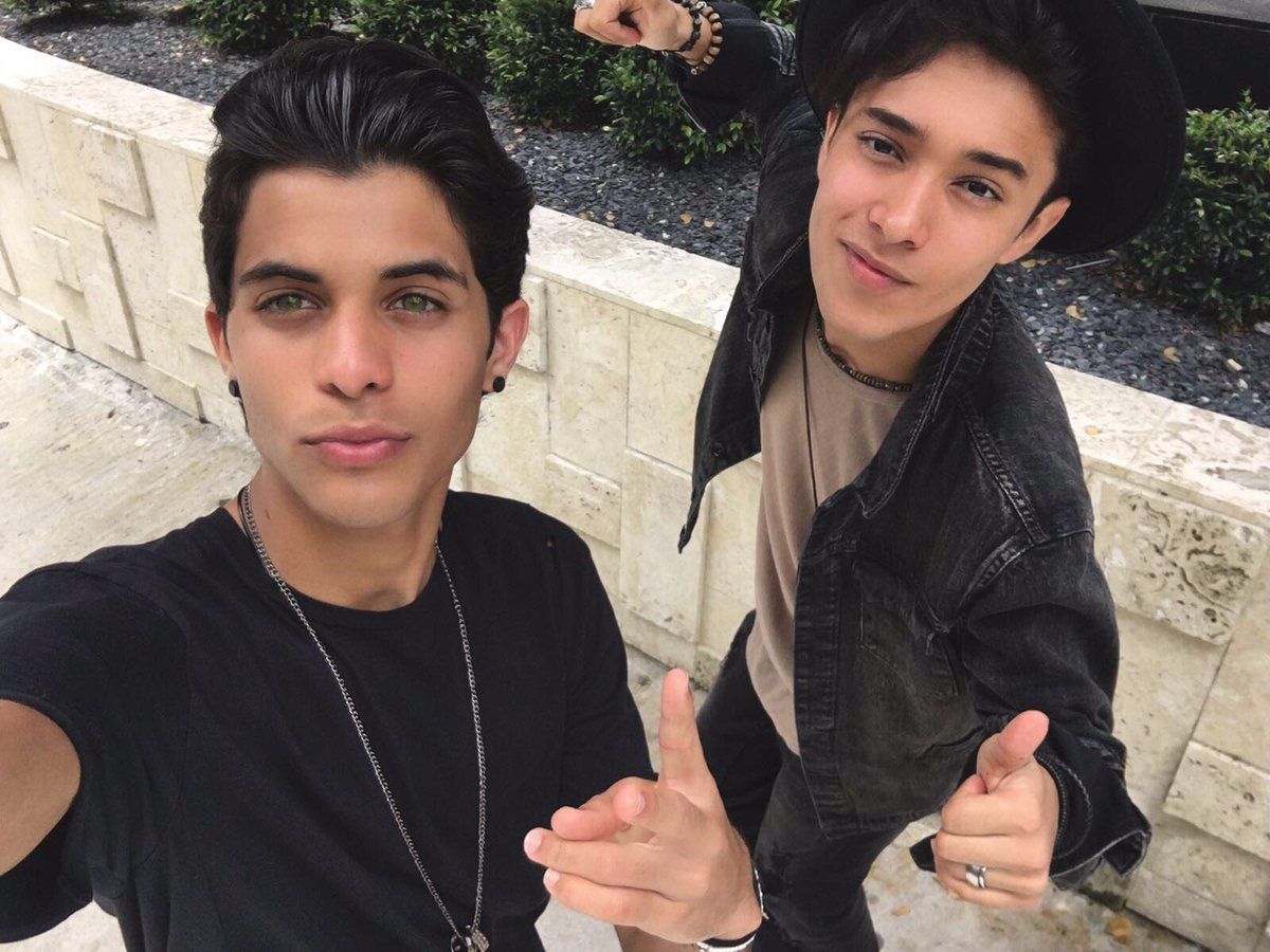 kazgrayson's tweet photo. best deathly friends #FriendsWeek https://t.co/A7tDZEtJaV
