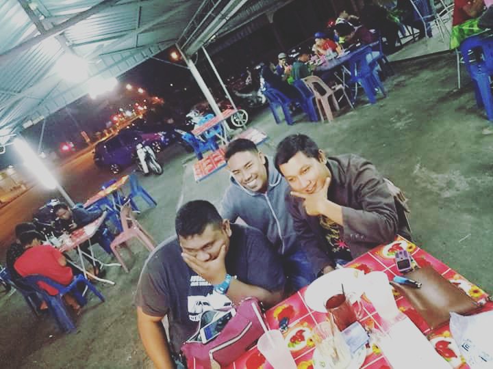 RuzwanMessi's tweet photo. Selamat menyambut ulang tahun kelahiran Idolaku Che Na'aim... Semoga dipanjangkan Usia.dimurahkan rezeki.dianugerahkan kesihatan yang baik dan diberkati Allah Selalu ..Aminnn.
#SahabatSelamanya😉
#XAdaOpenKarokKerMlmNieTnyaJe😂 https://t.co/XKeJ4kZxt5