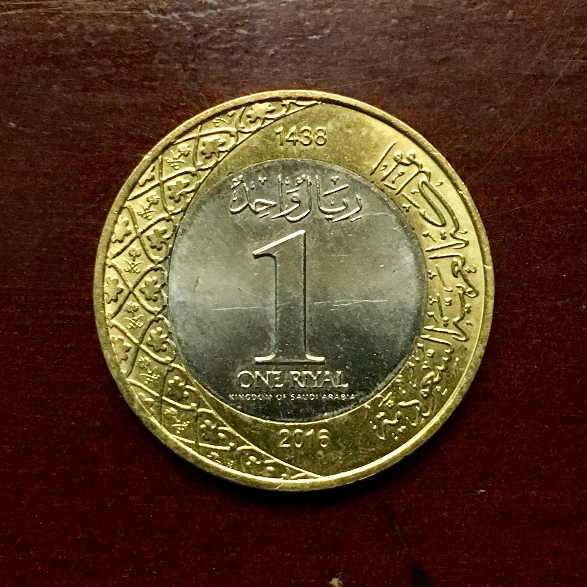 CabinetCoin's tweet photo. The new bimetallic One Riyal coin from #SaudiArabia - AH1438, 2016, featuring a portrait of the King Salman and One Riyal in English (and a Roman rather than Arabic “1”). https://t.co/UCL3dvEUfc