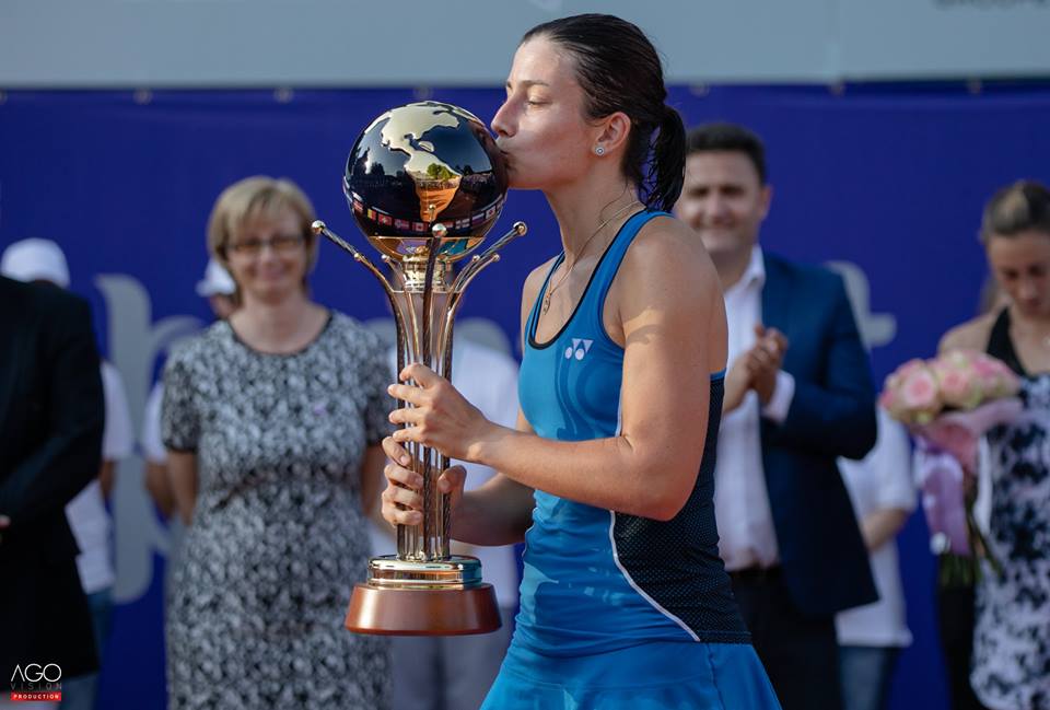 TennisUpdateINA's tweet photo. #BRDBucharestOpen 
#WTABucharest
FINAL

[1] Anastasija Sevastova (LAT) wins the Singles Title after beating [4] Petra Martic (CRO) 76(4) 62

(Pic: WTA &amp; Ago Vision) https://t.co/yVjAJAtcOB