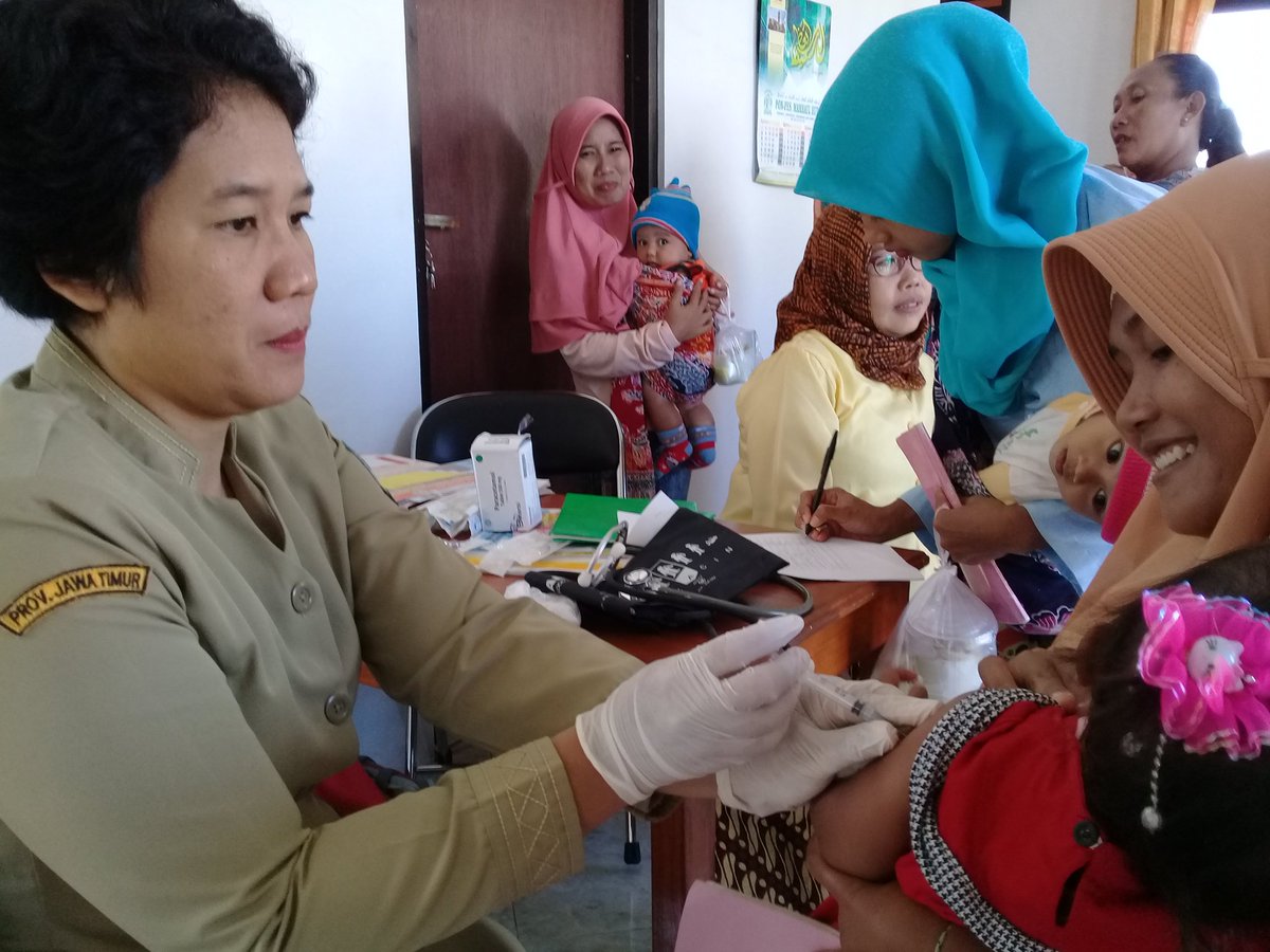 PkmBajulmati's tweet photo. Senin, 23 Juli 2018, Kegiatan Imunisasi Difteri putaran ke-2 beserta kegiatan penimbangan balita oleh Bidan Desa Puskesmas Bajulmati beserta Kader Kesehatan di posyandu desa Bimorejo, Wongsorejo.

@Dinkesbwi https://t.co/g0b7n4h0xk