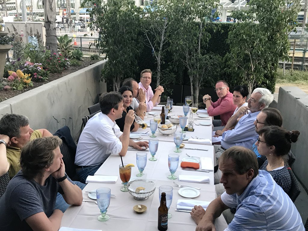 Pierre_Meier's tweet image. Netter Start #Entscheider-Reise #sandiego: #Gettogether mit Geburtstagsständchen für Dr. Josef #Düllings #VKD