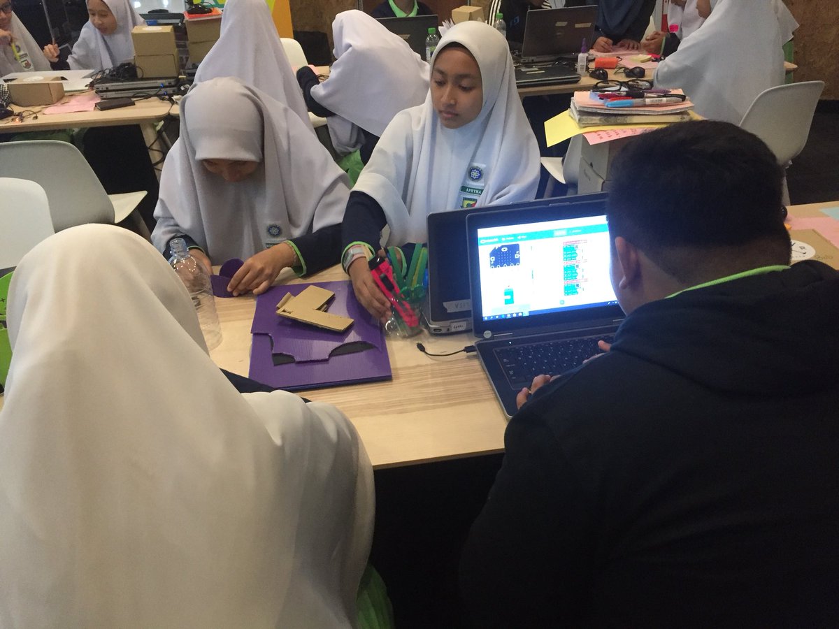 MGA_Official1's tweet photo. 2nd day Energy Efficiency Program with Sekolah Menengah Kebangsaan Agama Maahad Hamidiah. They are still excited and eager to learn about microbit.

#malaysiangas 
#energyefficiencyprogram 
#eep2018 https://t.co/dqR993cT2B