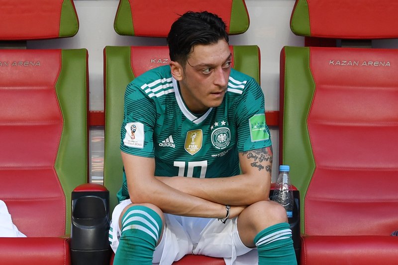 🇩🇪選手情報⚽
エジル、ドイツ代表引退表明…人種差別へ失望、連盟会長やメディアに怒り

🔻記事はこちら
soccer-king.jp/news/world/ger…

🗣編集部より
「#メスト・エジル（@MesutOzil1088）がSNSにて、今後は #ドイツ代表 でプレーしない意向を表明しました」