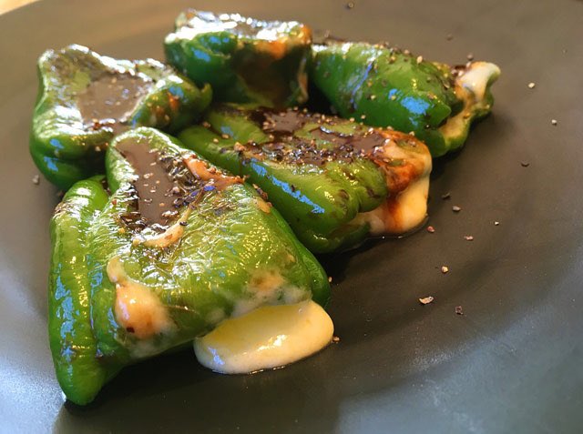 ore825's tweet photo. 今回は！！夏野菜を使ったおつまみ特集！！

■高野豆腐で驚くほどバンバンジー！「高野豆腐と胡瓜のバンバンジー」

■こんなもんうまいに決まってる「ピーマンのチーズステーキ」

の二本です！
多分絶対見た方がいいです！！

https://t.co/LEzI9Z6SPI https://t.co/pB7QF8gAE7