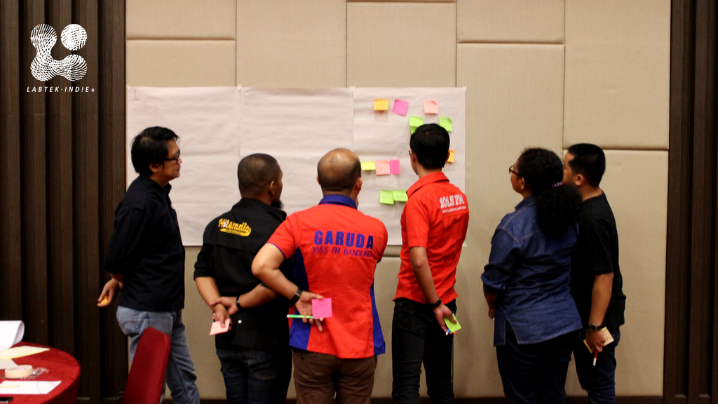 labtekindie's tweet photo. FOTO: 
#LabtekIndie bersama Persatuan Radio Siaran Swasta Nasional Indonesia (PRRSNI) Bandung menggelar workshop Design Thinking (17/7) untuk mencari solusi agar radio siaran tetap dapat bertahan di tengah ketatnya persaingan media dan pesatnya perkembangan era digital. https://t.co/73pwha4PdF