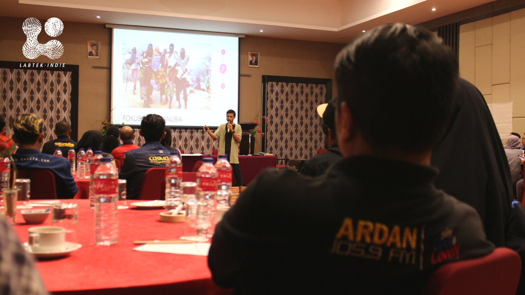 labtekindie's tweet photo. FOTO: 
#LabtekIndie bersama Persatuan Radio Siaran Swasta Nasional Indonesia (PRRSNI) Bandung menggelar workshop Design Thinking (17/7) untuk mencari solusi agar radio siaran tetap dapat bertahan di tengah ketatnya persaingan media dan pesatnya perkembangan era digital. https://t.co/73pwha4PdF