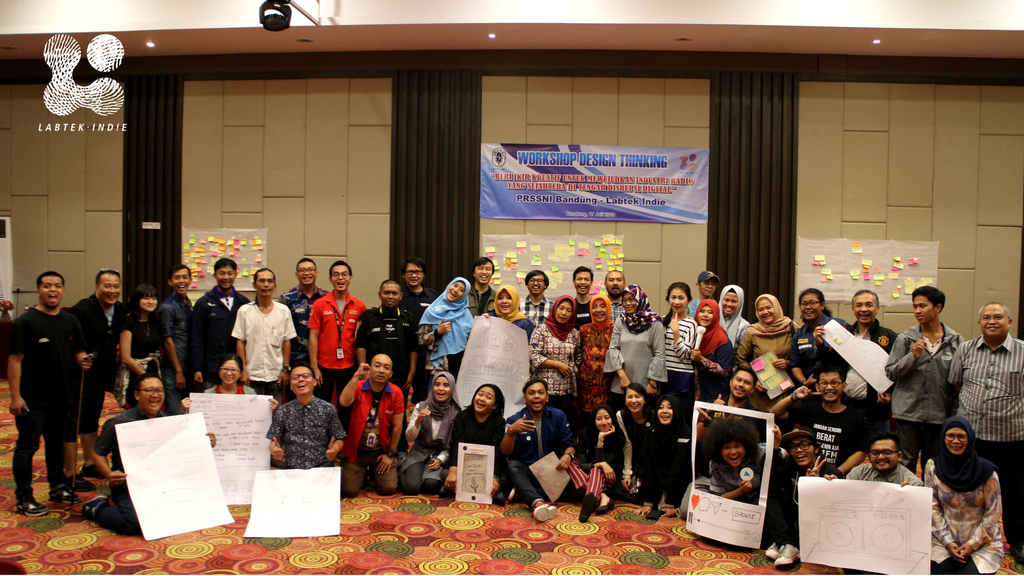 labtekindie's tweet photo. FOTO: 
#LabtekIndie bersama Persatuan Radio Siaran Swasta Nasional Indonesia (PRRSNI) Bandung menggelar workshop Design Thinking (17/7) untuk mencari solusi agar radio siaran tetap dapat bertahan di tengah ketatnya persaingan media dan pesatnya perkembangan era digital. https://t.co/73pwha4PdF
