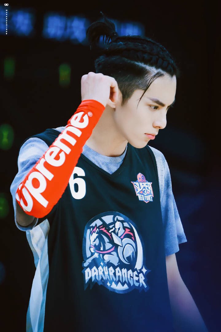 Dylan Wang Daily 😎 on X: [HD] 180713 Super3 Basketball Competition cr:  maskedknight #DylanWang #王鹤棣  / X