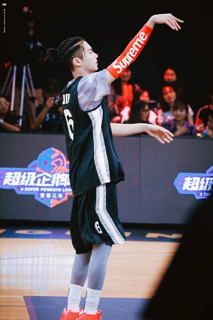 Dylan Wang Daily 😎 on X: [HD] 180713 Super3 Basketball Competition cr:  maskedknight #DylanWang #王鹤棣  / X