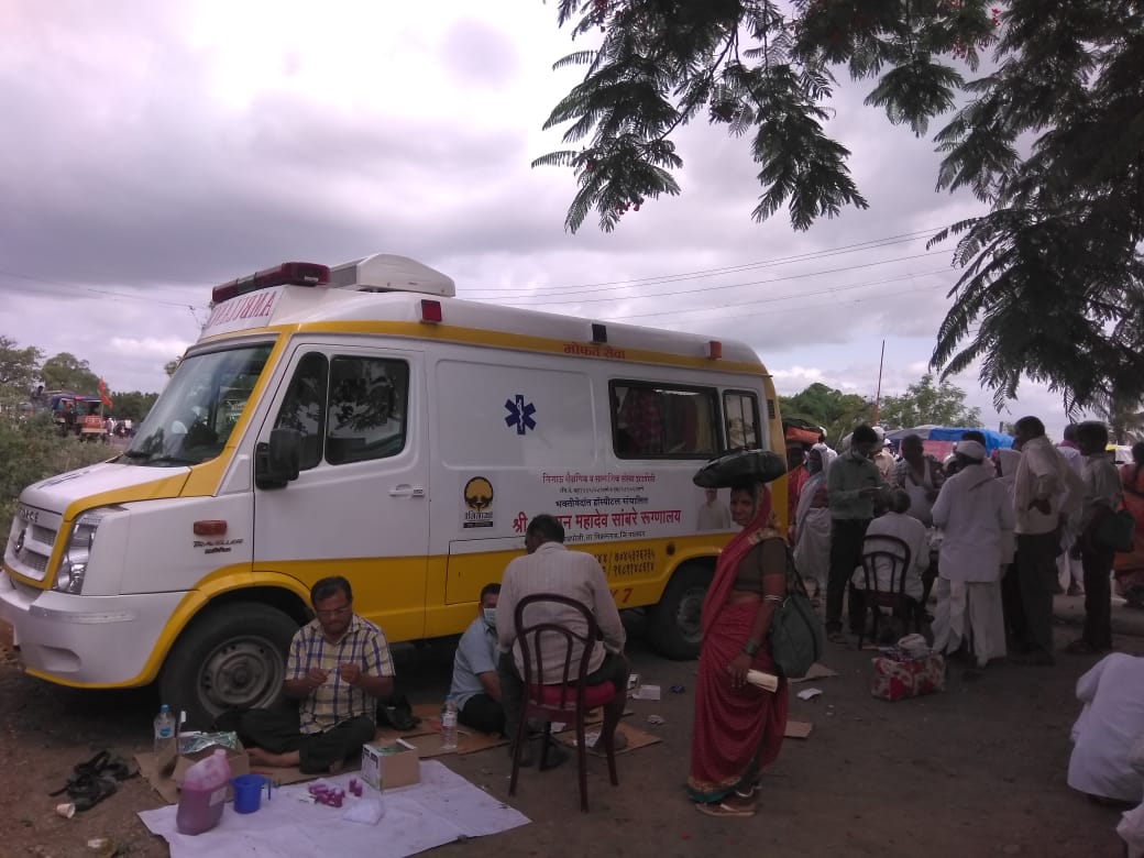 Bhaktivedanta_H's tweet photo. We wish Happy #AshadhiEkadashi to all. Serving throughout Dindi route &amp; giving quality #MedicalServices to Thousands of Warkaris at ‘#Pandharpur Wari’. #ServingInDevotion #CommunityHealthServices #PMC2018. For more pics click here https://t.co/P9Ziu8lRRz https://t.co/4mb1ARQGM8
