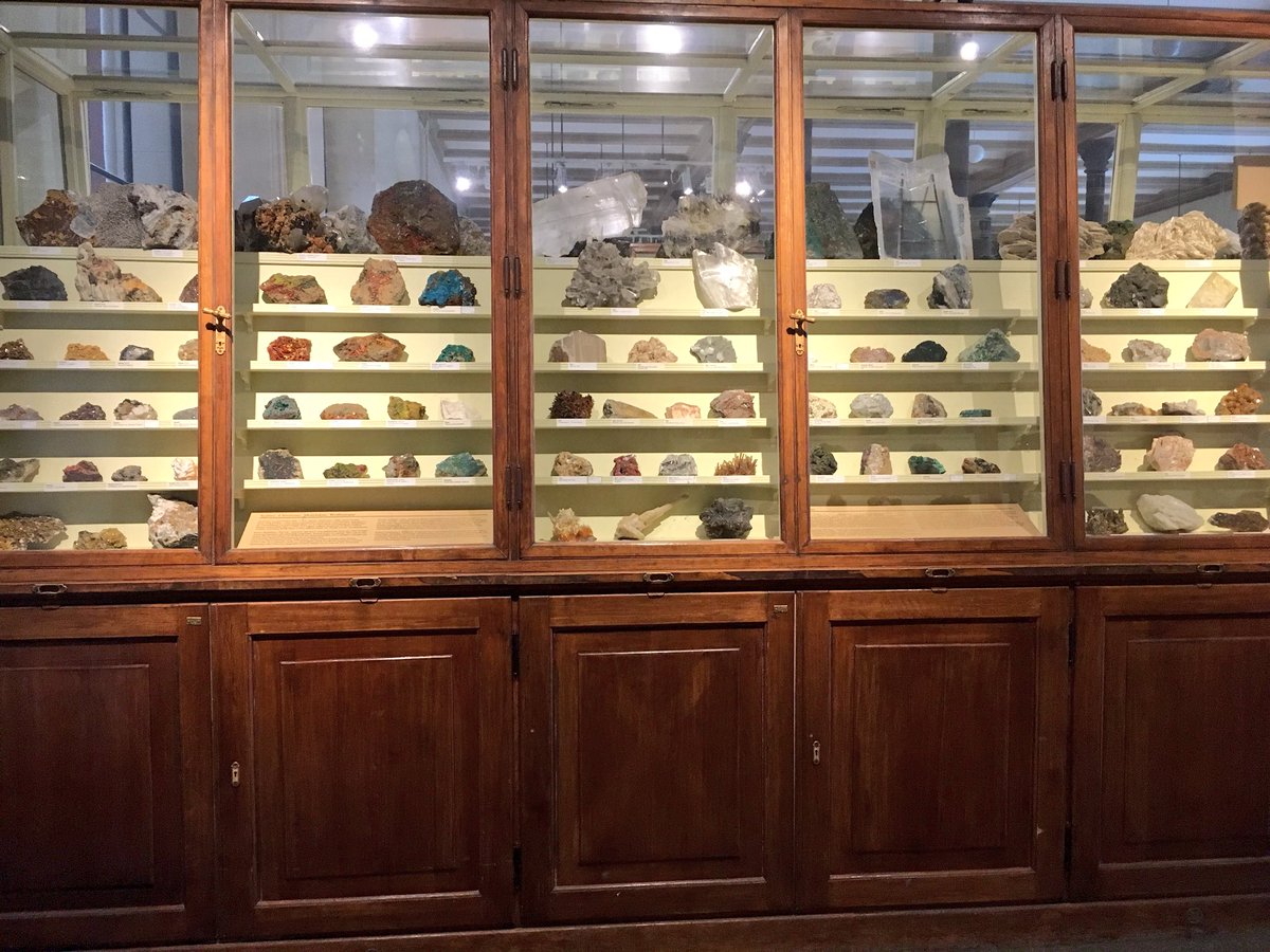 Nicole Kearney Sur Twitter The Rock Mineral Display At