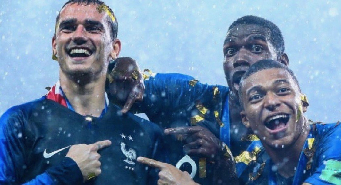 lesinrocks's tweet photo. Le maillot de l'équipe de France à deux étoiles coûte moins de 3 euros à produire en Thaïlande https://t.co/kDTX6zPSH6 https://t.co/fKBSOz5RFw