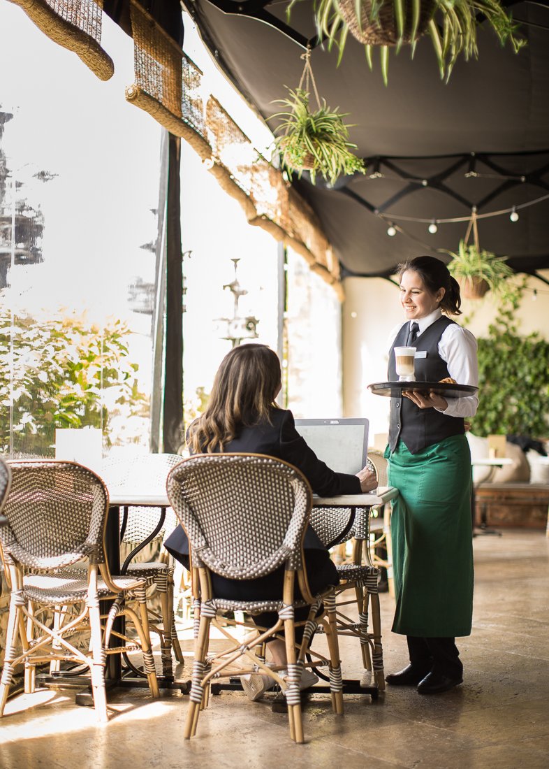 "A pesar de encontrarse en una ubicación tan céntrica, el entorno de la terraza pretende sumergir al cliente en un entorno plenamente natural, con plantas, olivos y cipreses, ni más ni menos que un auténtico jardín urbano."

cope.es/noticias/madri…