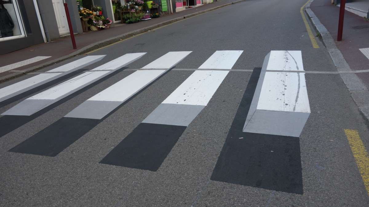 Le #passage piéton en 3D, bientôt réglementaire? Un arrêté interministériel publié ce 21 juillet vient d’entamer le processus visant à acquérir de la connaissance sur cet aménagement #securiteroutiere cerema.fr/fr/actualites/…