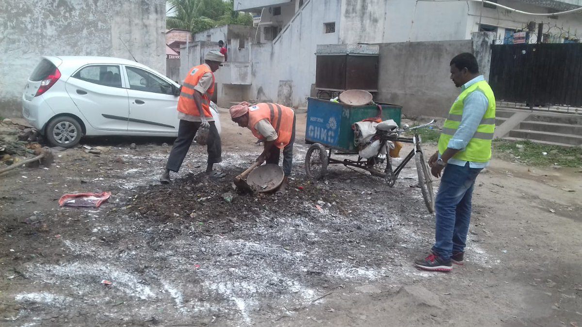 amoh_circle20's tweet photo. @BIKASHK13217504 @GHMCOnline @KTRTRS @MinIT_Telangana @TelanganaCMO @CommissionrGHMC @zcwz_ghmc @musharraf_ias @ZC_Charminar @bonthurammohan @Babafasiuddin @Andrew007Uk Dear citizen, we have cleared garbage dumped by residents.we will also request them to not to litter and hand it over to SAT vehicle.@zcwz_ghmc @GHMCOnline @KTRTRS @CommissionrGHMC https://t.co/vNpcbrBnHn