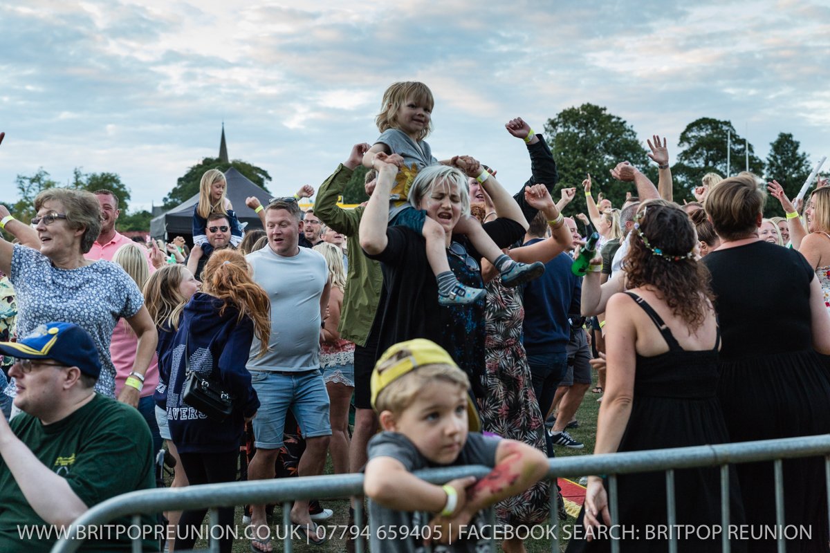 britpopreunion's tweet photo. Pics from Saturday night of #BritpopReunion performing @GFestUK #Garforth #Leeds in aid of @stgemmashospice #britpoptributeband #90stributeband #MegaTime #AwesomeCrowd https://t.co/MXh35LllL5