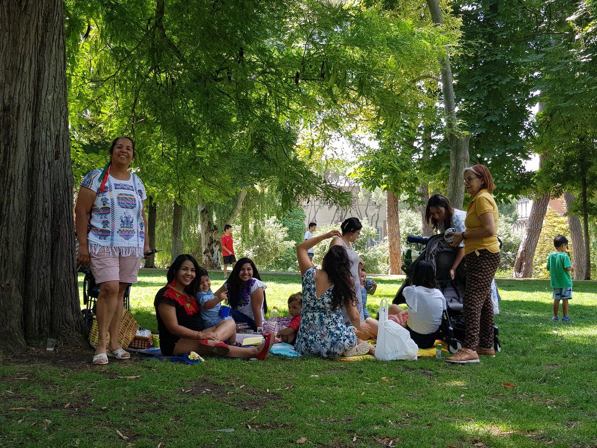 MexicanasEnMad's tweet photo. Pícnic 7 aniversario Mexicanas en Madrid, parque El Retiro. Gracias a las familias asistentes por acompañarnos. Fue un día estupendo, el clima nos acompañó y las familias compartieron, charlaron y disfrutaron. Gracias a @quesito_lindo y las @MananitasMadrid por sus regalos. https://t.co/x3AwgTBUUK