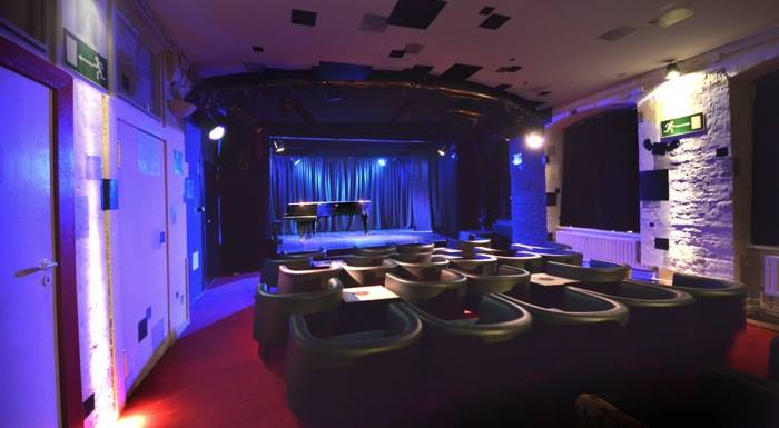 #Berlin #Theater #Kino #Sommer Wir haben durchgehend Schatten mit umweltfreundlicher Ventilation, gekühlte Getränke und wunderbares Programm : o-tonart.de. #tickets dort oder an der Abendkasse,